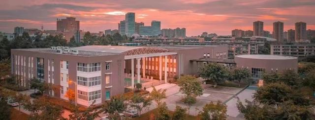 成都广播电视大学，成都广播电视大学是几本（在“恐龙大学”探索星空大地）