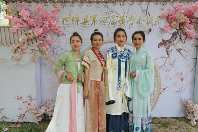 收获节的活动，求问收获节成就怎么做（共筑“杏”福人生——2022年阿克苏地区乡村文化旅游节系列活动之柯坪县第四届黄杏采摘节开幕）