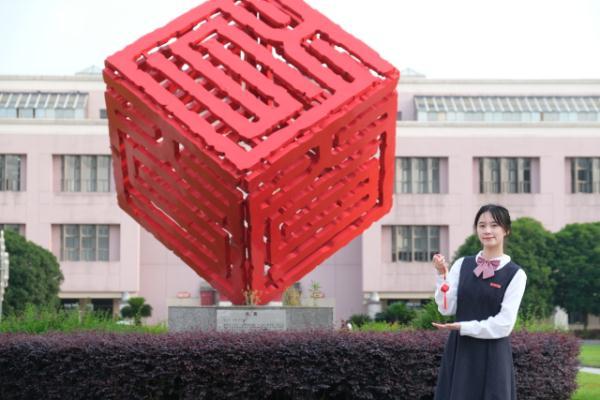 毕业送老师什么礼物最有纪念意义，毕业送老师什么礼物最有纪念意义幼儿园（浙江工商职院毕业礼物很走心）