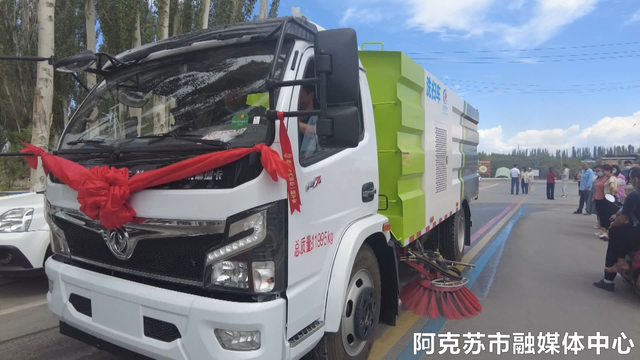 城市环卫道路清扫车，道路清扫车“上岗”这个村的村民纷纷竖起大拇指