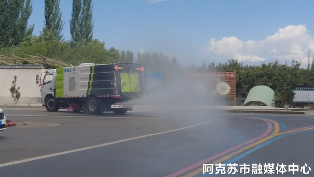 城市环卫道路清扫车，道路清扫车“上岗”这个村的村民纷纷竖起大拇指