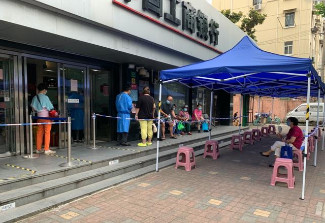 银行周日上班吗，银行周日上班吗（实地走访丨银行排长队问题缓解）