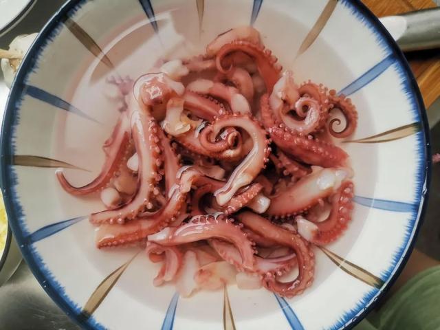 孜然鱿鱼的家常做法，干煸孜然鱿鱼的家常做法（超下饭的孜然鱿鱼须）