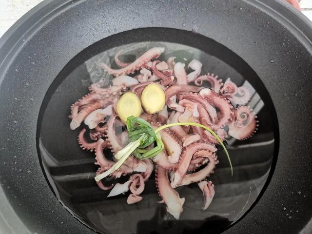 孜然鱿鱼的家常做法，干煸孜然鱿鱼的家常做法（超下饭的孜然鱿鱼须）