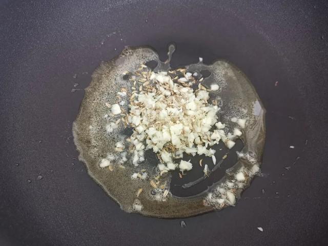 孜然鱿鱼的家常做法，干煸孜然鱿鱼的家常做法（超下饭的孜然鱿鱼须）