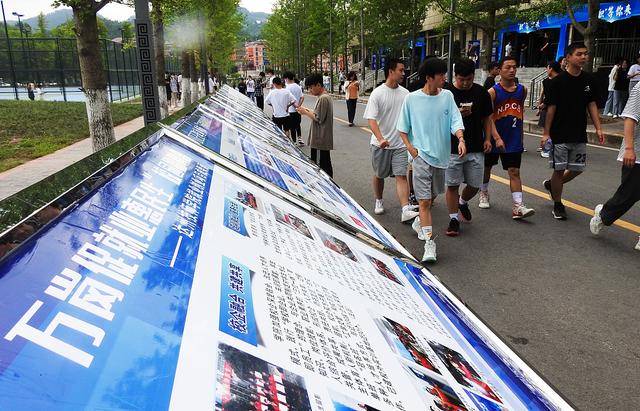 西部计划每个月工资多少，2022年最新西部计划工资多少钱（“迷途”应届生）