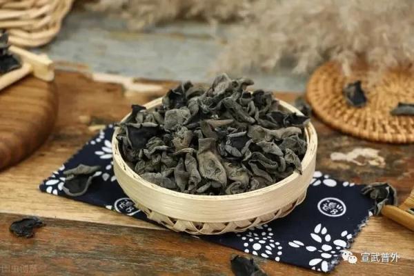 木耳泡多久就不能吃了，熟的木耳泡多久就不能吃了（久泡的木耳竟然有毒）