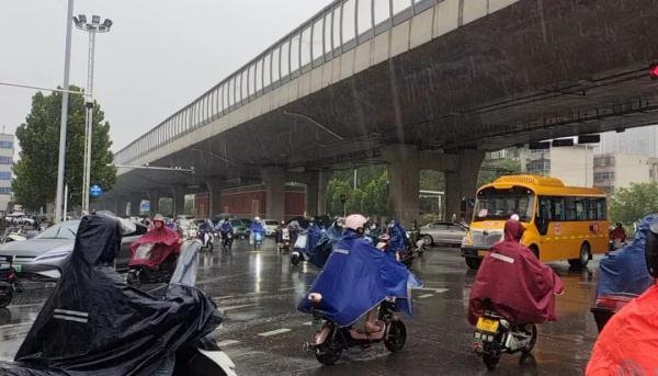 雷阵雨是什么意思，梦见雷阵雨是什么意思（郑州的雨为啥就是不下）