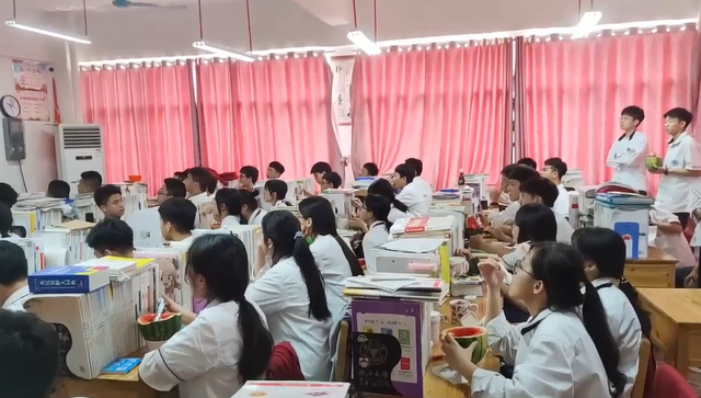 雷老师真实身份大揭秘，高温天广西一老师请全班学生吃瓜解暑