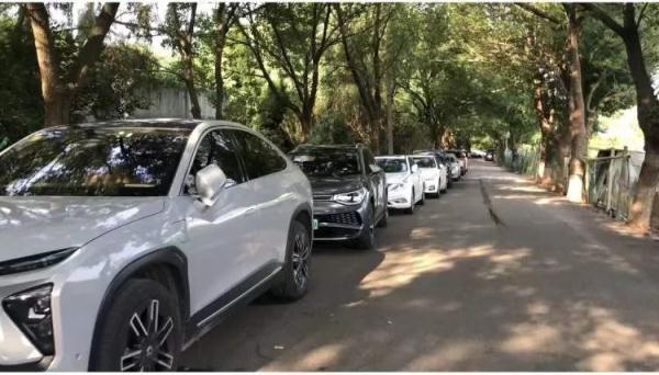 一个西一个先念什么，西字旁加一个先是什么字（青浦小村庄周末涌入数千辆自驾车）