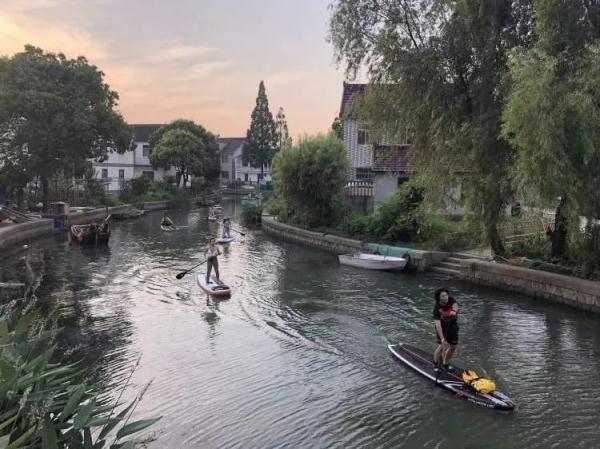 一个西一个先念什么，西字旁加一个先是什么字（青浦小村庄周末涌入数千辆自驾车）