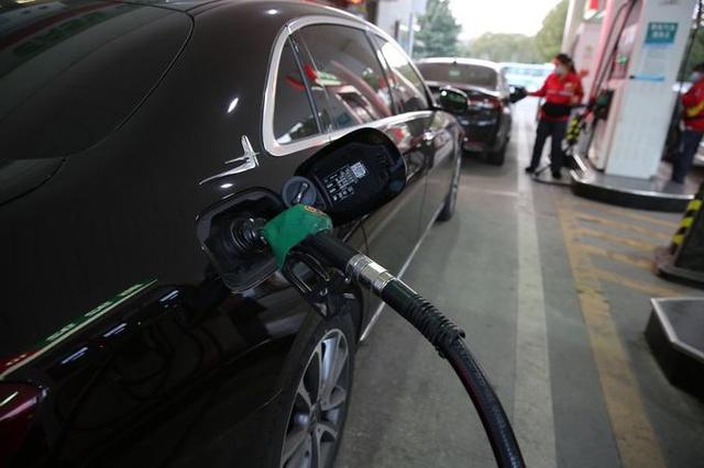 国内油价为何飞涨，为什么国内油价上涨（国内为何掉头下跌）