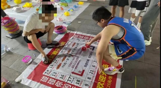 摇筛子骰子游戏怎么玩，摇骰子怎么玩（长沙夜市的“有奖数字游戏”为何老输）