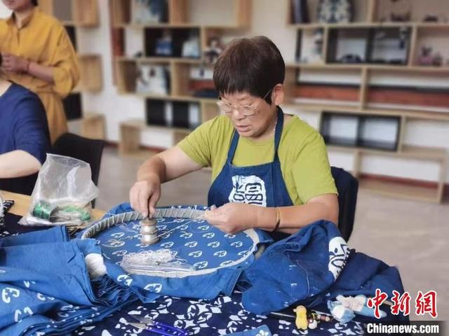 蓝印花布步骤图，蓝印花布博物馆（一块蓝印花布绣出老年人共富路）