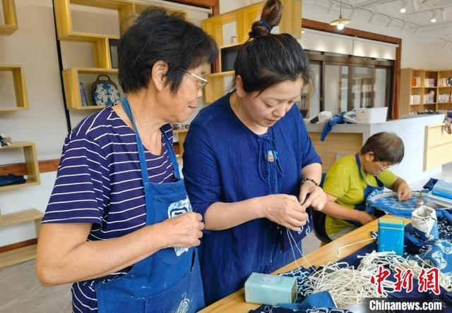蓝印花布步骤图，蓝印花布博物馆（一块蓝印花布绣出老年人共富路）