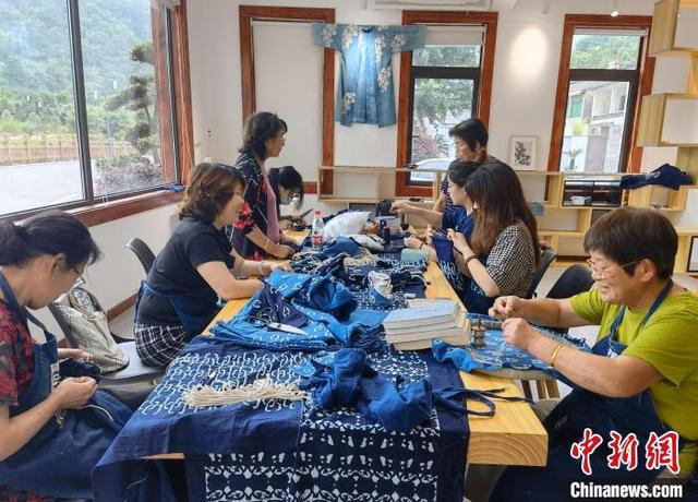 蓝印花布步骤图，蓝印花布博物馆（一块蓝印花布绣出老年人共富路）