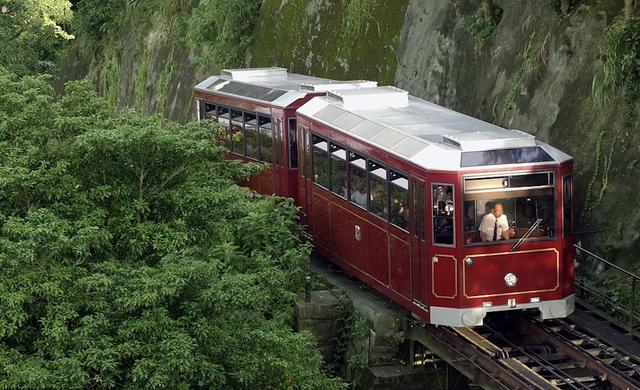 香港女人街，在“声生不息”的港乐里