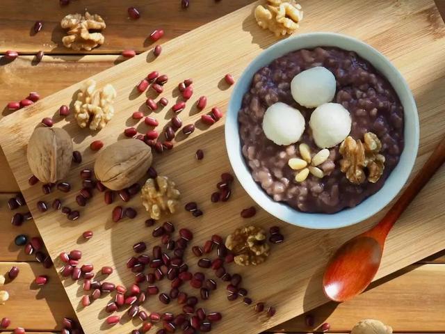 大米粥的功效与作用，大米粥的功效与禁忌（滋阴润肺、养胃健脾）