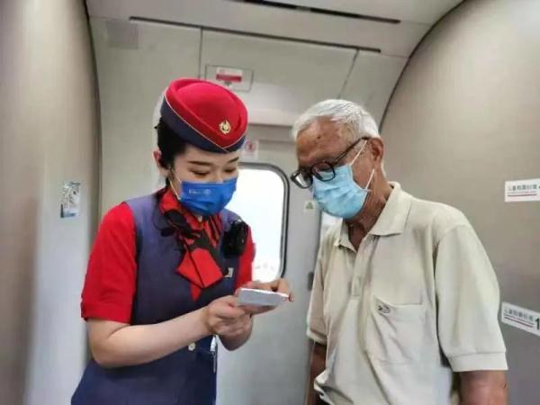 火车可以带充电宝吗，坐火车可以带充电宝吗（火车上的免费服务，你知道吗）