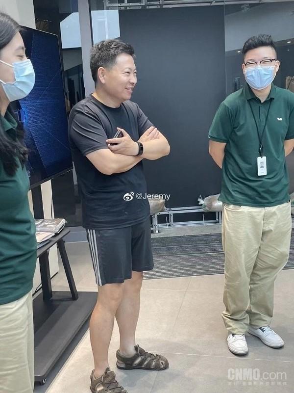 笑嘻嘻地，余承东穿凉鞋体验理想L9（嘻嘻地笑着）