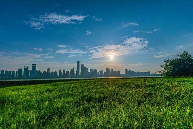 夕阳，夕阳是早上还是晚上（夕阳寄来了明信片图片）