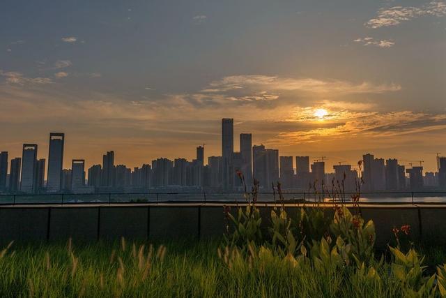 夕阳，夕阳是早上还是晚上（夕阳寄来了明信片图片）