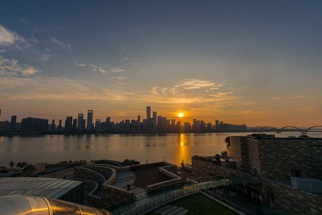 夕阳，夕阳是早上还是晚上（夕阳寄来了明信片图片）