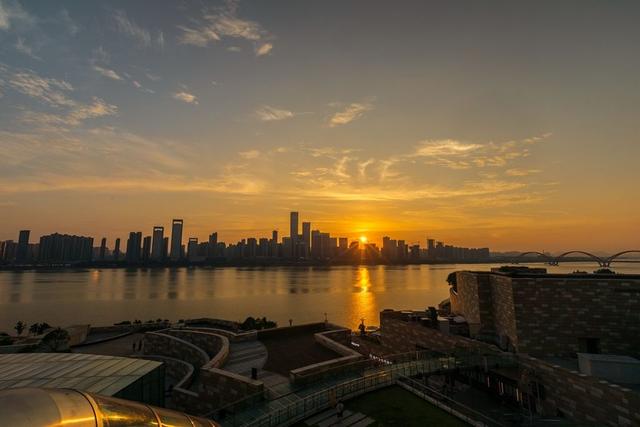 夕阳，夕阳是早上还是晚上（夕阳寄来了明信片图片）