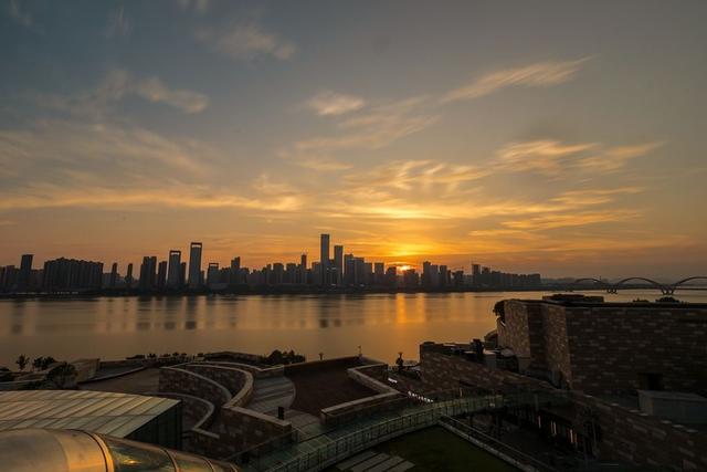 夕阳，夕阳是早上还是晚上（夕阳寄来了明信片图片）