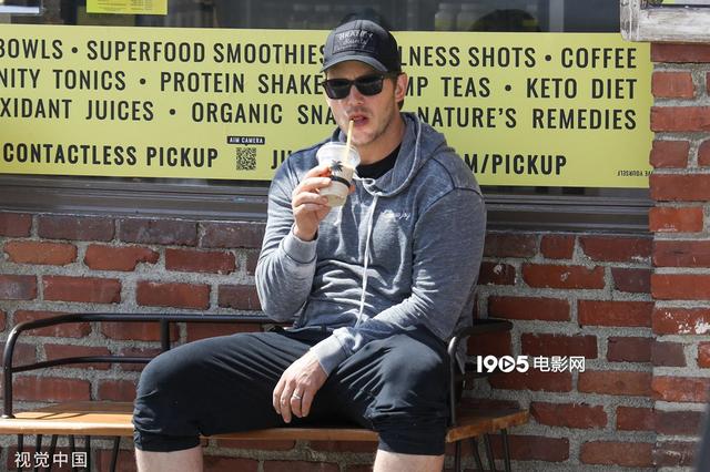 情侣之间的双人运动，适合情侣的健身运动（凯瑟琳·施瓦辛格携女出街“星爵”街头霸气索吻）