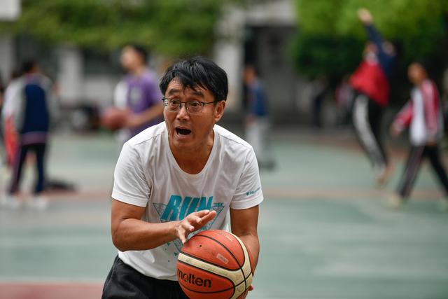 梦见别人打我是什么意思，梦见别人打我什么意思（“篮球疯子”让山区女孩“篮球”“大学”梦双圆）