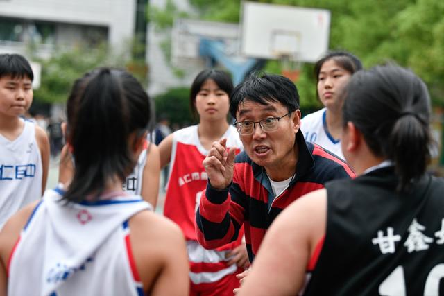 梦见别人打我是什么意思，梦见别人打我什么意思（“篮球疯子”让山区女孩“篮球”“大学”梦双圆）