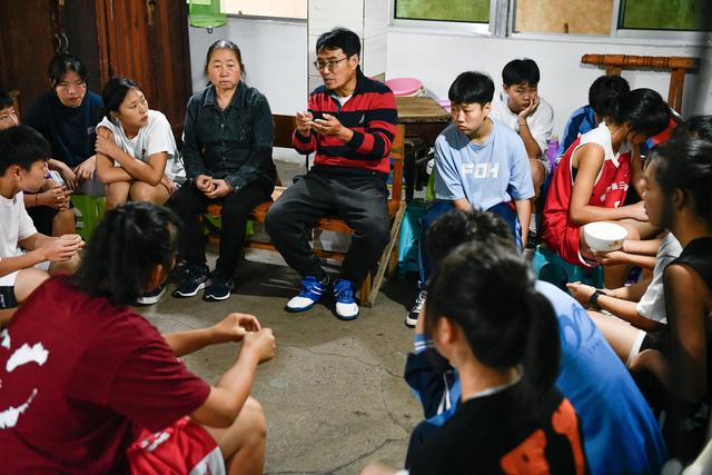 梦见别人打我是什么意思，梦见别人打我什么意思（“篮球疯子”让山区女孩“篮球”“大学”梦双圆）