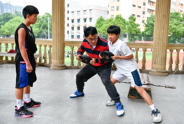 梦见别人打我是什么意思，梦见别人打我什么意思（“篮球疯子”让山区女孩“篮球”“大学”梦双圆）