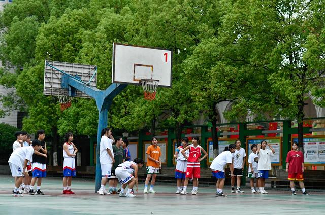 梦见别人打我是什么意思，梦见别人打我什么意思（“篮球疯子”让山区女孩“篮球”“大学”梦双圆）