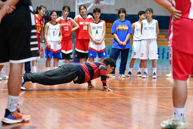 梦见别人打我是什么意思，梦见别人打我什么意思（“篮球疯子”让山区女孩“篮球”“大学”梦双圆）