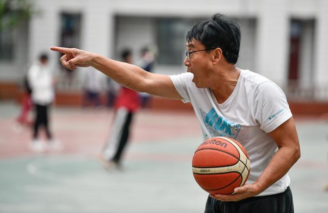 梦见别人打我是什么意思，梦见别人打我什么意思（“篮球疯子”让山区女孩“篮球”“大学”梦双圆）