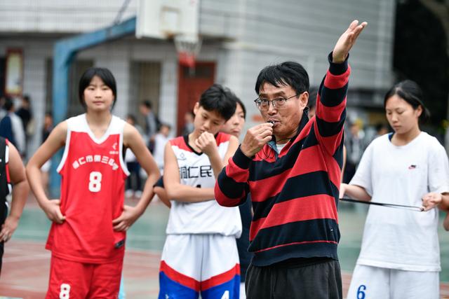 梦见别人打我是什么意思，梦见别人打我什么意思（“篮球疯子”让山区女孩“篮球”“大学”梦双圆）