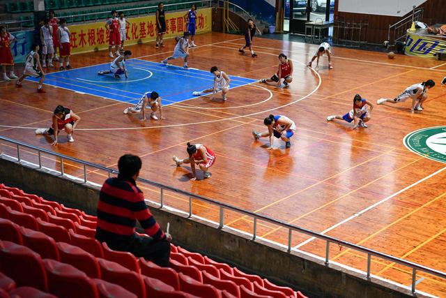 梦见别人打我是什么意思，梦见别人打我什么意思（“篮球疯子”让山区女孩“篮球”“大学”梦双圆）