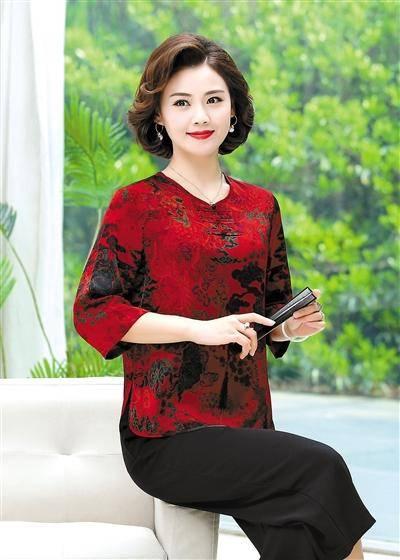 2020年中老年服饰品牌排行榜，2020年中老年服饰品牌排行榜及价格（“奶奶装”模特“破圈”中老年服装行业不拼颜值拼销量）