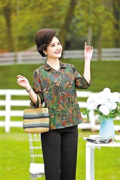 2020年中老年服饰品牌排行榜，2020年中老年服饰品牌排行榜及价格（“奶奶装”模特“破圈”中老年服装行业不拼颜值拼销量）