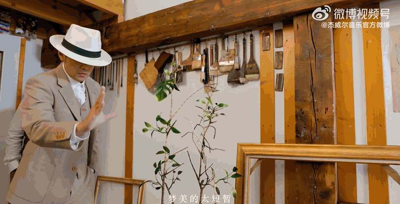 反方向的钟歌词表达什么意思，反方向的钟表达了什么（是“爷青回”还是“周郎才尽”）