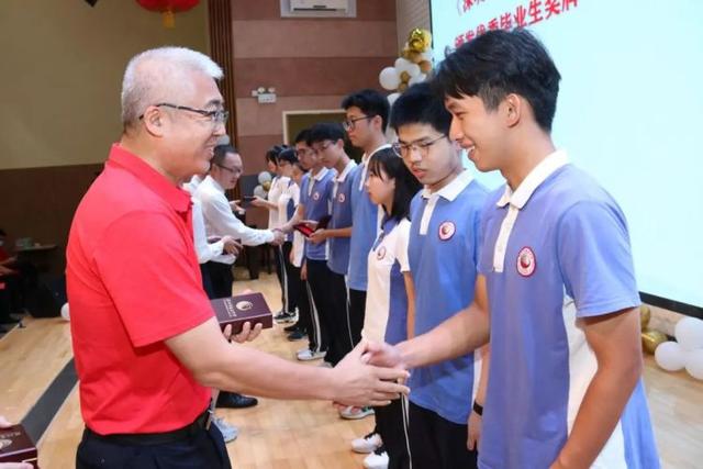 深圳市南头中学，2021深圳南头中学高考喜报成绩、本科特控线上线人数情况（南头中学举行2022届高三毕业典礼暨成人礼活动）