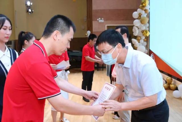 深圳市南头中学，2021深圳南头中学高考喜报成绩、本科特控线上线人数情况（南头中学举行2022届高三毕业典礼暨成人礼活动）