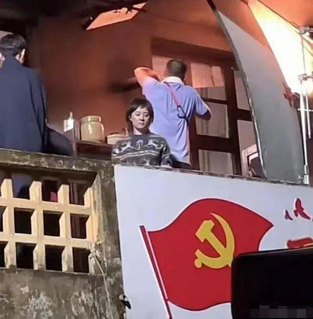 网友偶遇邓超孙俪福建拍戏，孙俪穿厚毛衣，邓超短裤配拖鞋，像两个季节