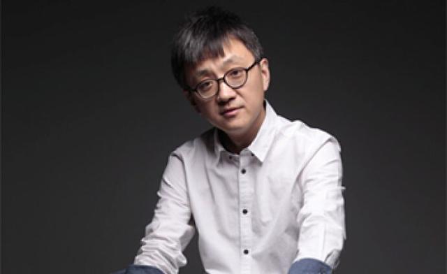 网友偶遇邓超孙俪福建拍戏，孙俪穿厚毛衣，邓超短裤配拖鞋，像两个季节