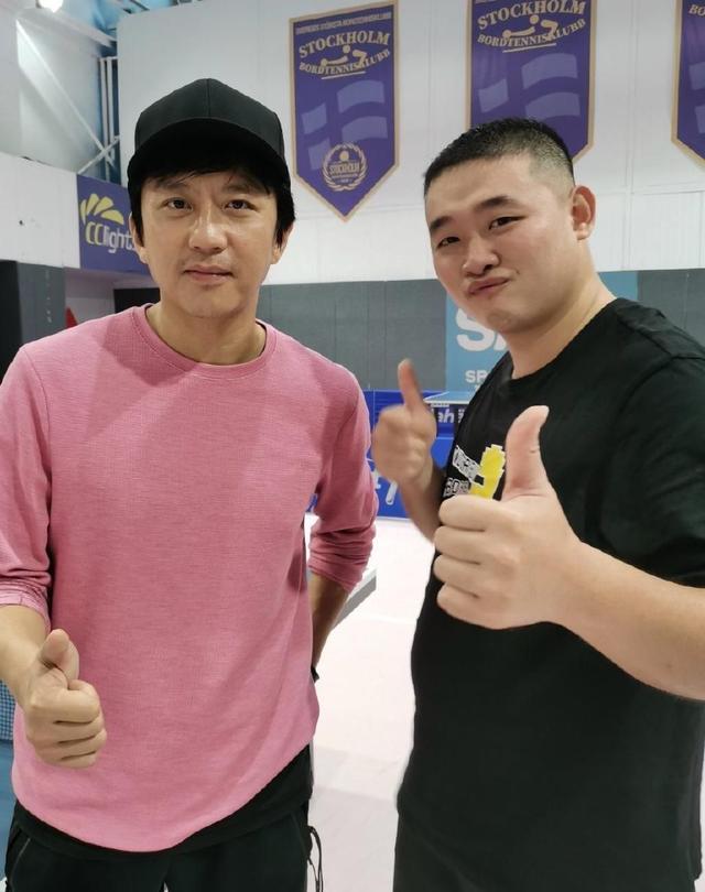网友偶遇邓超孙俪福建拍戏，孙俪穿厚毛衣，邓超短裤配拖鞋，像两个季节