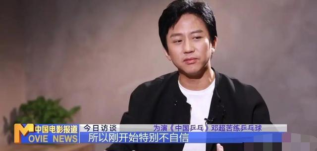 网友偶遇邓超孙俪福建拍戏，孙俪穿厚毛衣，邓超短裤配拖鞋，像两个季节