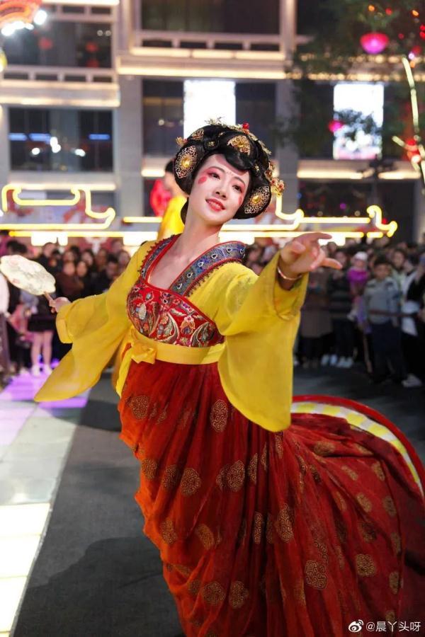 我愿梦回大唐是哪首歌歌词，梦回大唐心中无限凄凉是哪首歌词（“一支舞带火一座城”的“不倒翁小姐姐”咋样了）