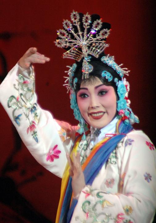 我愿梦回大唐是哪首歌歌词，梦回大唐心中无限凄凉是哪首歌词（“一支舞带火一座城”的“不倒翁小姐姐”咋样了）